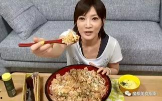 网红萌妹吃炸肉,美味与可爱的完美碰撞！