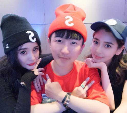 娱乐圈吃瓜背景图女男生,揭秘明星情侣的甜蜜与纠葛